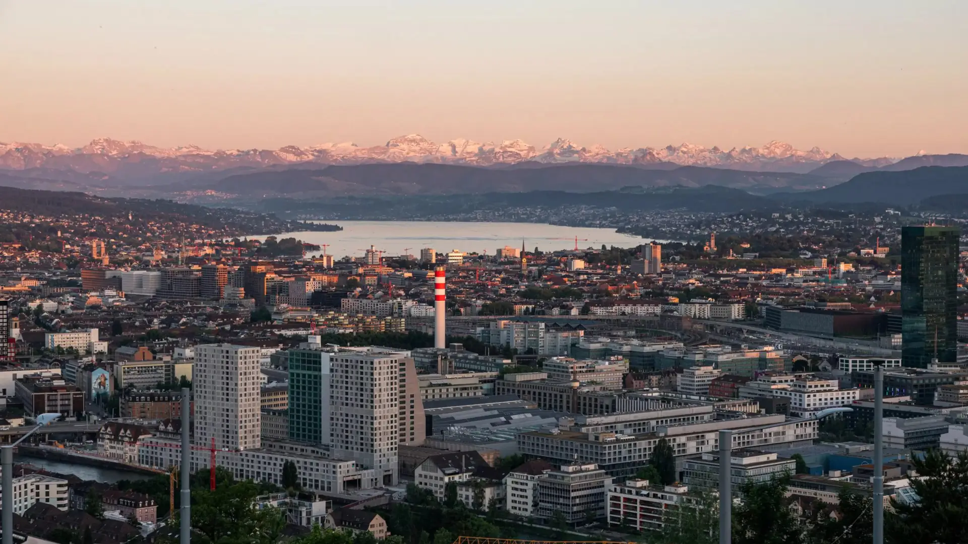 Zürich mit Alpenpanorama bei Sonnenuntergang